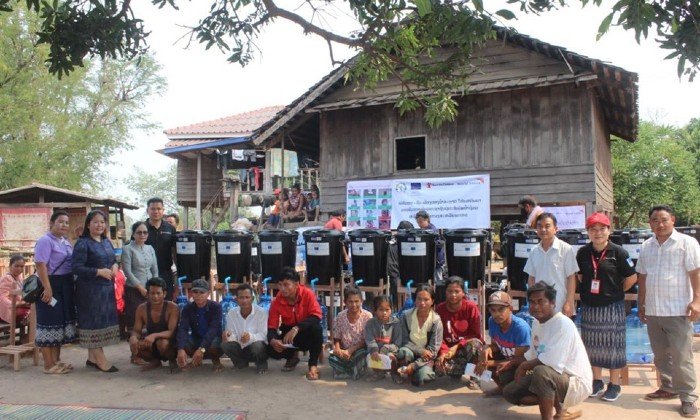 ປະຊາຊົນຜູ້ປະສົບໄພນໍ້າຖ້ວມ 709 ຄອບຄົວ ໃນ 10 ບ້ານເປົ້າໝາຍ ໄດ້ຮັບການຊ່ວຍເຫຼືອເຄື່ອງກອງນໍ້າສະອາດ