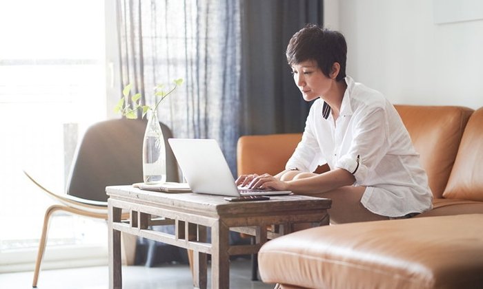 ຈັດໂຕະເຮັດວຽກ Work from Home ໃນໄລຍະ "ໂຄວິດ-19" ລະບາດແນວໃດ ໃຫ້ນັ່ງສະບາຍໄດ້ດົນໆ