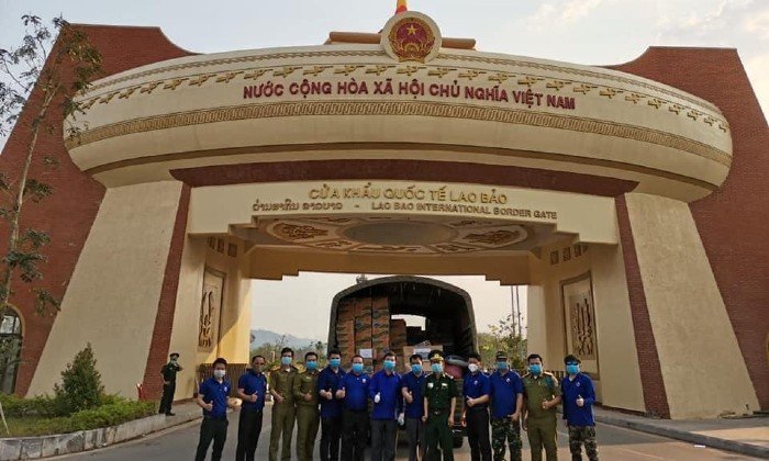 ຄະນະຊາວໜຸ່ມຄອມມູນິດໂຮ່ຈິມິນ ມອບເຄື່ອງຊ່ວຍເຫຼືອຊາວໜຸ່ມລາວ ຕ້ານໂຄວິດ-19 ມູນຄ່າ 150 ລ້ານກີບ