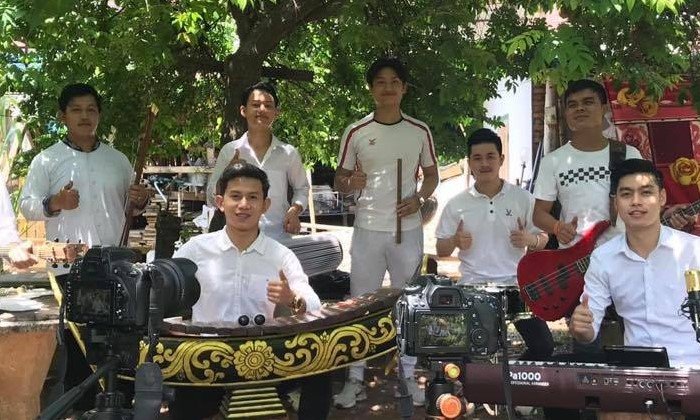 ພົບກັບ ໄວໜຸ່ມຍຸກໃໝ່ ຫົວໃຈດົນຕີລາວເດີມ! ວົງຕິ່ງນ່ອຍໆ ໃນບົດເພງ "ສະບາຍດີຫຼວງພະບາງ"