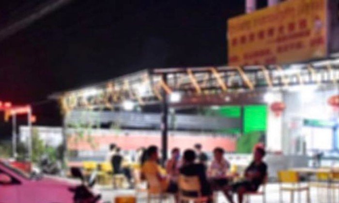 ເຈົ້າໜ້າທີ່ຈັດໃຫ້! ຮ້ານຄ້າທີ່ເປີດໃຫ້ບໍລິການເກີນ 10 ຄົນ ແລະ ຮັກສາໄລຍະຫ່າງບໍ່ໄດ້ ຖືກສຶກສາອົບຮົມ