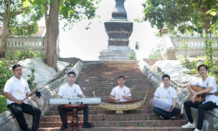 ຄືນຊີບເພງລາວອຳມະຕະ "ປູ່ຈັນ" ໃນເວີຊັ່ນດົນຕີລາວເດີມຂອງວົງ ຕິ່ງນ່ອຍໆ