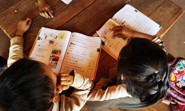 ນັກຮຽນຂັ້ນ ປ.1 ໃນໂຮງຮຽນຫຼາຍກວ່າ 1,900 ແຫ່ງທົ່ວລາວ ໄດ້ນໍາໃຊ້ປຶ້ມແບບຮຽນສະບັບປັບປຸງໃໝ່