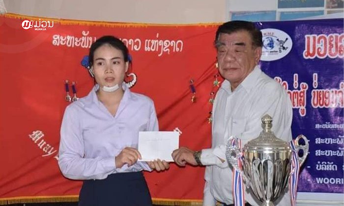 ຊົມເຊີຍລີນ້າ! ສາວໃຈເດັດ ສູ້ບໍ່ຍອມຈຳນົນ ໄດ້ຮັບລາງວັນຄວາມກ້າຫານ ຈາກຄ້າຍມວຍແຫ່ງຊາດລາວ