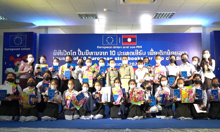 ສະຫະພາບເອີຣົບມອບປຶ້ມນິທານໃຫ້ເດັກນ້ອຍລາວ