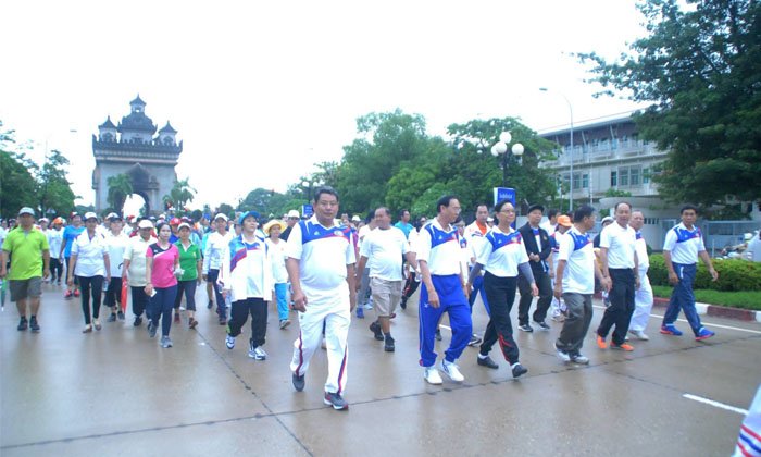 ມວນຊົນຊາວ ນວ 500 ກວ່າຄົນ ຍ່າງເພື່ອສຸຂະພາບ ສະຫຼອງວັນສ້າງຕັ້ງກິລາລາວ ຄົບຮອບ 51 ປີ