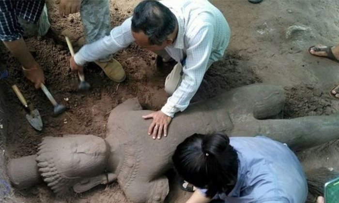 ນັກບູຮານຄະດີຄົ້ນພົບຮູບແກະສະຫຼັກອາຍຸ 800 ປີ ໃນສະຖານບູຮານອັງກໍວັດ, ກຳປູເຈຍ