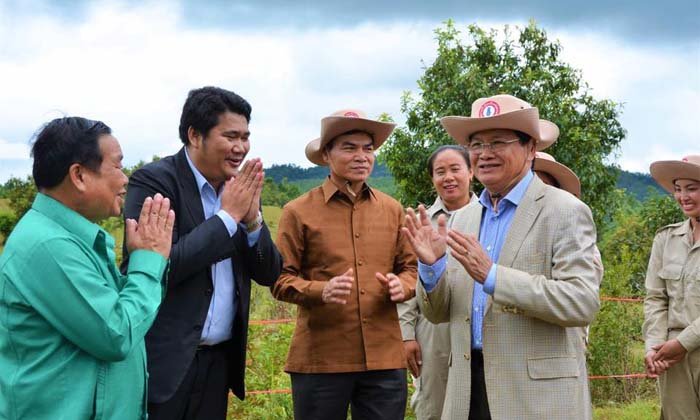 ນາຍົກລັດຖະມົນຕີຢ້ຽມຢາມເຂດເກັບກູ້ລະເບີດຢູ່ແຂວງຊຽງຂວາງ