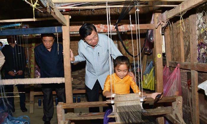 ນາຍົກລັດຖະມົນຕີຢ້ຽມຢາມ ແລະ ພົບປະພໍ່ແມ່ປະຊາຊົນຢູ່ແຂວງຊຽງຂວາງ