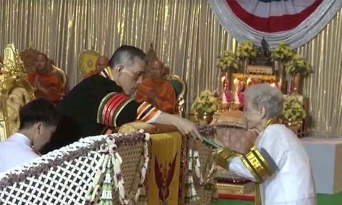 ຊົມເຊີຍ ແມ່ເຖົ້າຊາວໄທອາຍຸ 91 ປີ ສຳເລັດການສຶກສາລະດັບປະລິນຍາຕີ