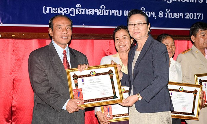 ສສກ ປະດັບຫຼຽນໄຊໃຫ້ກົມກອງ - ບຸນຄົນດີເດັ່ນ ໃນຂະບວນການລຶບລ້າງຄວາມບໍ່ຮູ້ໜັງສື