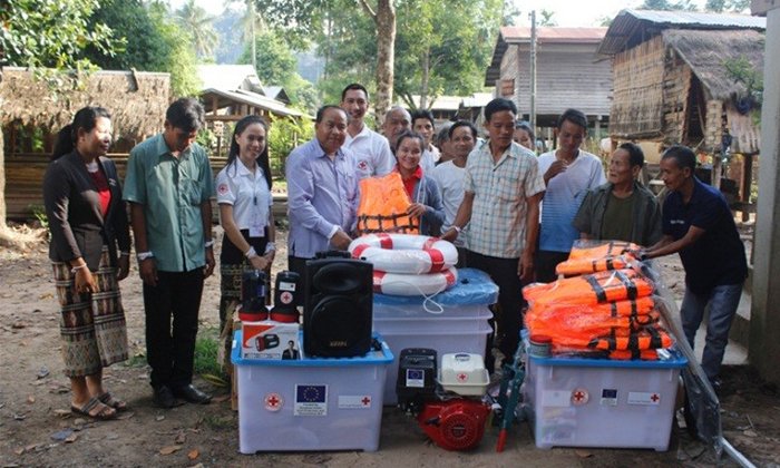 ຍົມມະລາດມອບເຄື່ອງອຸປະກອນການກຽມຄວາມພ້ອມຕອບໂຕ້ໄພພິບັດໃຫ້ແກ່ປະຊາຊົນ