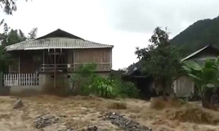 ພາຍຸ 'ຂະໜຸນ' ເຮັດໃຫ້ເກີດນໍ້າຖ້ວມໃນຫວຽດນາມ ໜັກສຸດໃນຮອບຫຼາຍສິບປີ