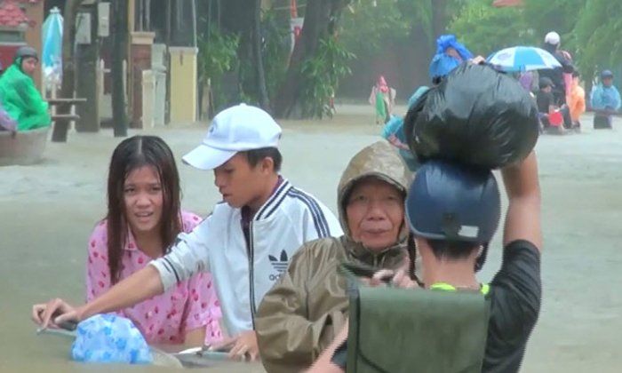 ພາຍຸ ດອມເຣ ຖະຫຼົ່ມເມືອງຮອຍອັນ ປະເທດຫວຽດນາມ ເຮັດໃຫ້ເກີດນໍ້າຖ້ວມອັ່ງພາຍໃນເມືອງ