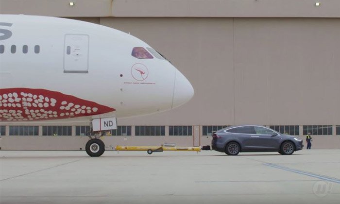 ເຫຼືອເຊື່ອ! ລົດ Tesla ສາມາດແກ່ເຮືອບິນໂບອິ້ງຂະໜາດໃຫຍ່ນໍ້າໜັກກວ່າ 130,000 ກິໂລໄດ້ສຳເລັດ
