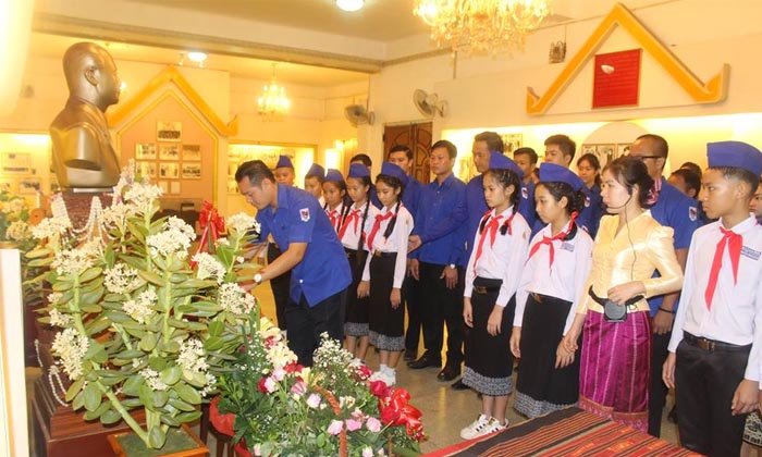 ຊາວໜຸ່ມ-ເຍົາວະຊົນ ສະແດງຄວາມຮູ້ບຸນຄຸນຕໍ່ປະທານ ສຸພານຸວົງ