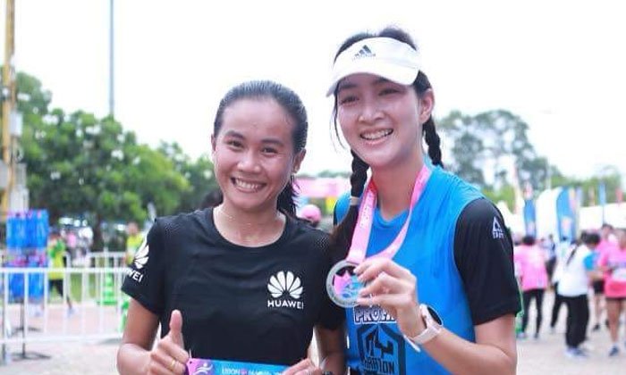"ລົດແກ້ວ" ມາເໜືອ ຖ່າຍຮູບຄູ່ "ແພນເຄັກ ເຂມມະນິດ" ດາລານັກສະແດງຍິງຊື່ດັງຂອງປະເທດໄທ