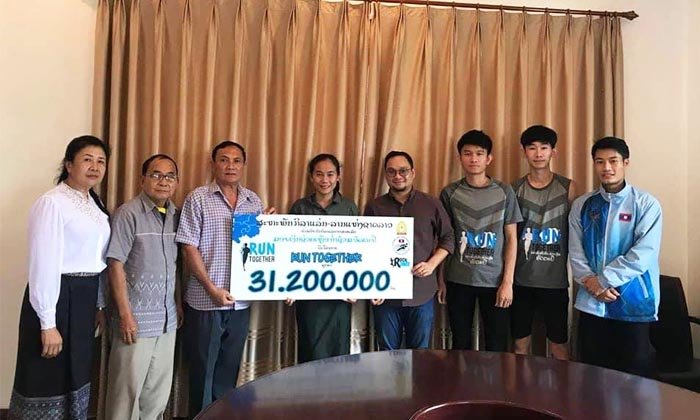 ຊົມເຊີຍ! ລົດແກ້ວ ນຳທັບມອບເງິນ 31 ລ້ານກີບ ໃຫ້ແກ່ ແລ່ນ-ລານລາວ ເພື່ອສົ່ງຕໍ່ໃຫ້ຜູ້ປະສົບໄພທ