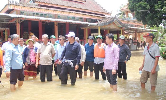 ຮອງນາຍົກ ແລະ ຮອງເຈົ້າຄອງນະຄອນຫຼວງ ລົງຕິດຕາມສະພາບນໍ້າຖ້ວມຢູ່ເມືອງນາຊາຍທອງ