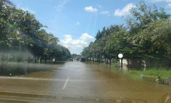 ຖ້ວມແລ້ວ! ເຂດເມືອງທຸລະຄົມ ແລະເສັ້ນທາງເລກ 10 ເນື່ອງຈາກນໍ້າງື່ມເພີ່ມສູງຂຶ້ນ
