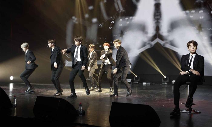 ເສື້ອເປັນເຫດ! "BTS" ຖືກຍົກເລີກການສະແດງທີ່ຍີ່ປຸ່ນ ຍ້ອນສະມາຊິກໃນວົງນຸ່ງເສື້ອພິມລາຍລະເບີດປະລະມານູ