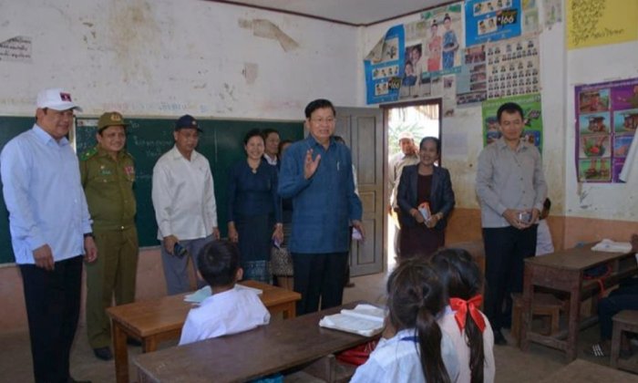 ນາຍົກລັດຖະມົນຕີ ຢ້ຽມຢາມເມືອງສະໜາມໄຊ ພ້ອມມອບເງິນຊ່ວຍເຫຼືອ 100 ລ້ານກີບ
