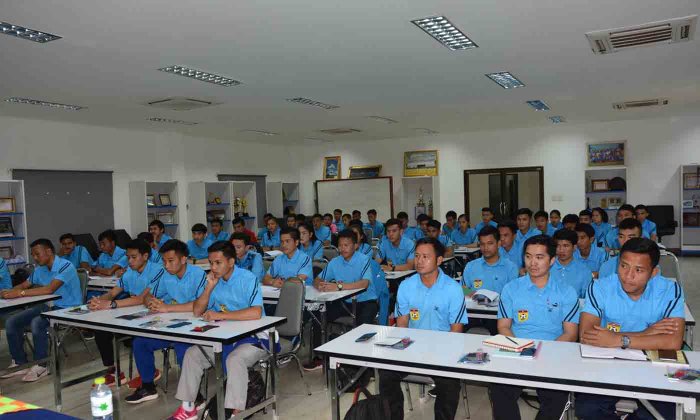 ກຳມະການຕັດສິນກີລາບານເຕະລາວ 56 ຄົນ ໄດ້ຮັບການຍົກລະດັບຂັ້ນພື້ນຖານ
