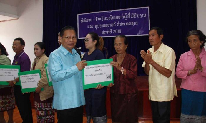 ແຮງງານ ແລະ ສະຫວັດດີການສັງຄົມ ມອບເງິນນະໂຍບາຍໃຫ້ຜູ້ທີ່ມີຜົນງານຕໍ່ປະເທດຊາດ