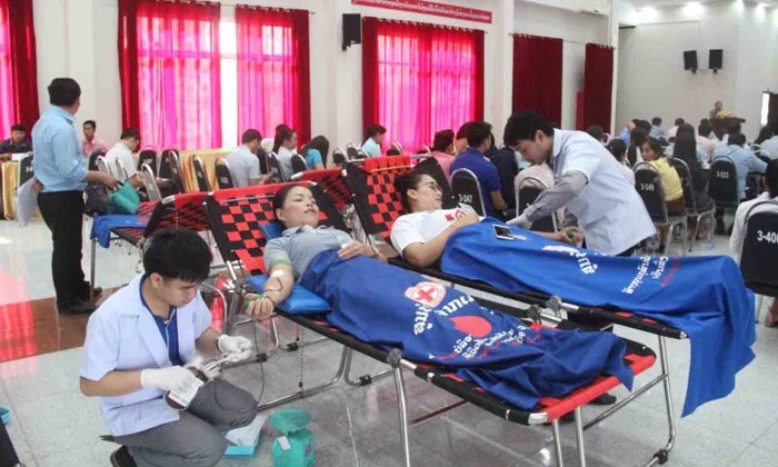 ສາມອົງການຈັດຕັ້ງມະຫາຊົນ ຈັດກິດຈະກໍາຮັບບໍລິເລືອດ ເພື່ອຊ່ວຍເຫຼືອສັງຄົມ
