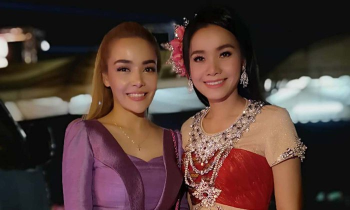 ສິລະປິນສອງຝັ່ງຂອງ "ອາເລັກຊານດຣາ-ຕ່າຍ ອໍລະໄທ" ຮ່ວມເຟຣມຖ່າຍຮູບ ໃນເທດສະການໂຄມໄຟຟາມພູຕາເວັນ