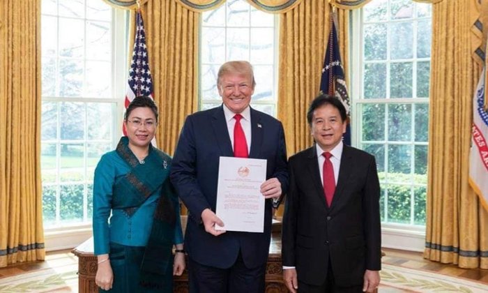 ເອກອັກຄະລັດຖະທູດລາວຄົນໃໝ່ ເຂົ້າຍື່ນສານຕາຕັ້ງຕໍ່ ໂດນັນ ທຣຳ ປະທານາທິບໍດີສະຫະລັດອາເມຣິກາ