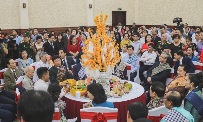 ນັກສຶກສາລາວຢູ່ຫວຽດນາມ ຮ່ວມສົ່ງເສີມວັດທະນະທຳ-ບາສີສູ່ຂວັນ ສະຫຼອງປີໃໝ່ລາວຢ່າງຄຶກຄື້ນ
