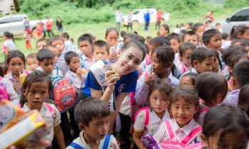 ໃຈບຸນ! "ເມ ເນລະມິດ" Miss World Laos 2019 ຮ່ວມບໍລິຈາກອຸປະກອນການສຶກສາໃຫ້ເດັກນ້ອຍຢູ່ເມືອງກາສີ