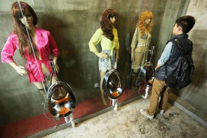ร้านฯตั้งหุ่นนางแบบเซ็กซี่ ในห้องน้ำ" ผู้คนรุมโวย"ปัสสาวะไม่ออก-เสียสมาธิ"
