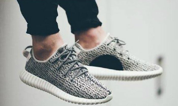 8 อันดับที่สุดของ Yeezy รองเท้าแห่งทศวรรษ ออกมากี่รุ่นก็ขายหมด ราคาหลักแสน