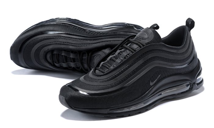 รวม 8 Black Sneaker สีดำสุดคลาสสิก เพิ่มลุคเท่ๆ ให้คุณ