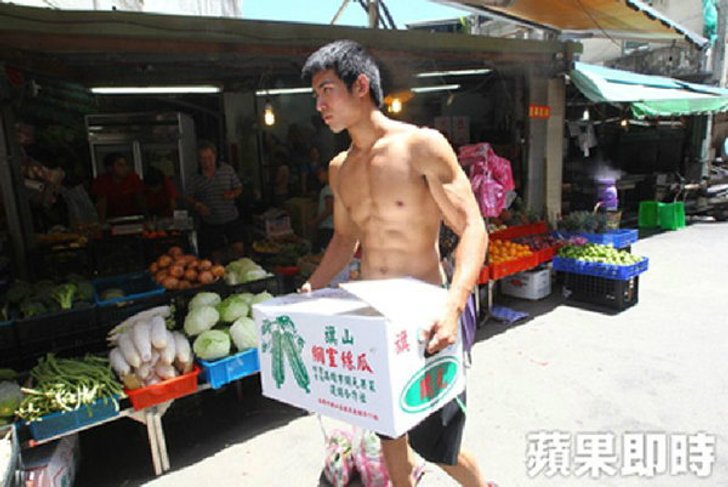 หล่อและหุ่นดีมาก"หวัง เซี่ยงหง"พ่อค้าขายผลไม้ชาวไต้หวัน