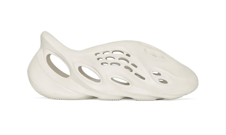 Kanye West วางขายรองเท้าสลิปออน YEEZY Foam Runner ล่าสุดแล้ว