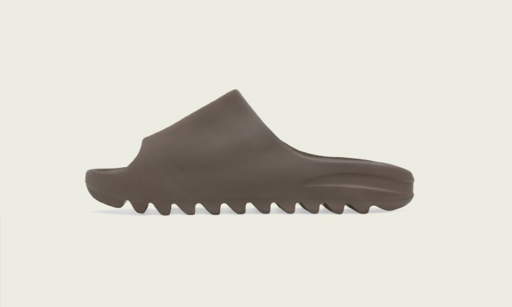 YEEZY SLIDE CORE และ YEEZY SLIDE SOOT รองเท้าแตะสีเอิร์ธโทนจากอาดิดาสและคานเย เวสต์