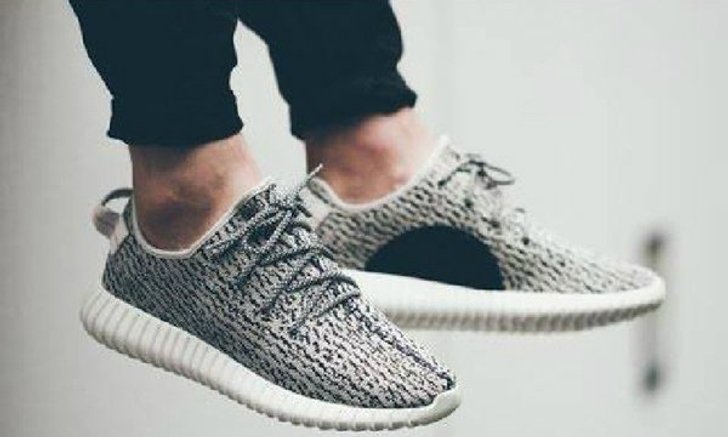 8 อันดับที่สุดของ Yeezy รองเท้าแห่งทศวรรษ ออกมากี่รุ่นก็ขายหมด ราคาหลักแสน
