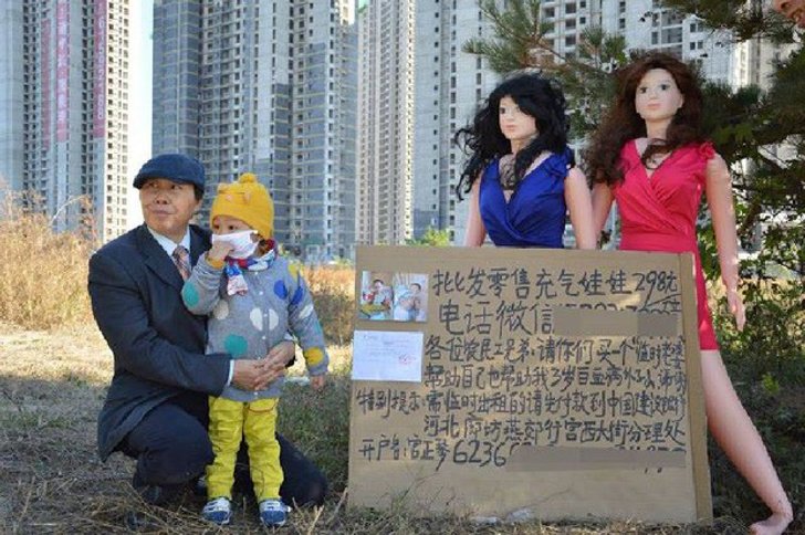 อาม่าแต่งชาย ยืนขาย"ตุ๊กตายาง"ริมถนน หาเงินช่วยหลานป่วย