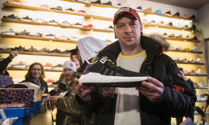 ชาวเยอรมันแห่ซื้อรองเท้าผ้าใบ adidas ลายเก้าอี้รถไฟใต้ดินจนหมดเกลี้ยง