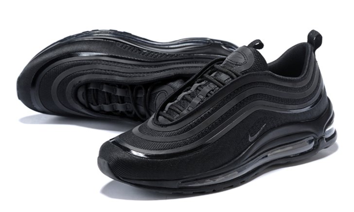 รวม 8 Black Sneaker สีดำสุดคลาสสิก เพิ่มลุคเท่ๆ ให้คุณ