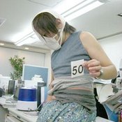 ทดลองใส่กางเกงใน 100 ตัว