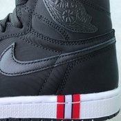 Air Jordan 1 High แซมด้วยสีแดง