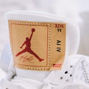 Air Jordan IV ในรูปแบบยีนสีขาว
