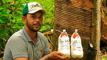 รองเท้าผ้าใบ Veja นำความยั่งยืนสู่อาชีพกรีดยางในบราซิล