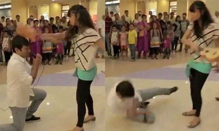 บอกว่าอายชาวบ้าน! แฟนสาวคว้ากีตาร์ตบหัวแฟนหนุ่มคว่ำ หลังถูกขอแต่งกลางสาธารณะ(ชมคลิป)