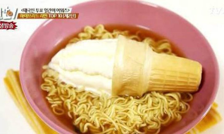 มันคืออะไร!! ไวรัลชาวเน็ตเกาหลีใต้ กินบะหมี่กึ่งสำเร็จรูปคลุกไอศครีมวนิลา