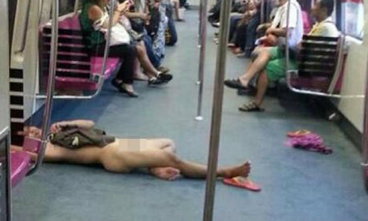 สาวๆ กรี๊ด หนุ่มนอนช่วยตัวเองกลางรถไฟใต้ดิน